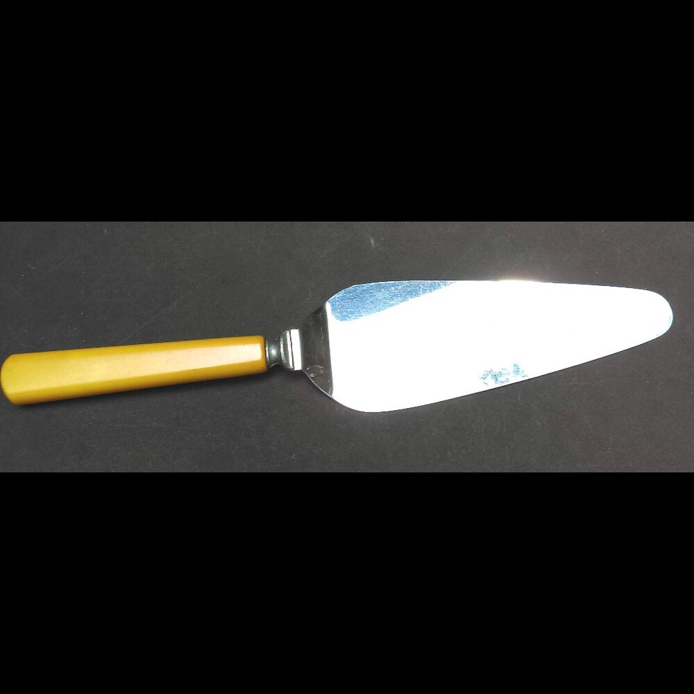Hampshire Butterscotch Bakelite Handle Stainless Steel Pie Lifter Cake Server